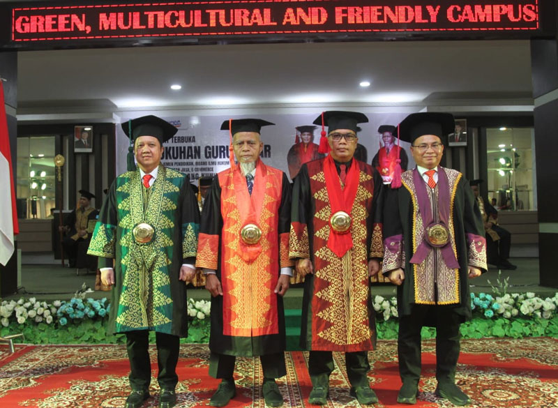 Dari kiri; Guru besar Unilak bidang Ilmu Hukum Bisnis Prof Dr Fahmi SH MH, Prof Dr Arizal SE MM bidang Ilmu Pemasaran dan Jasa e-Commerce, Prof Dr Adolf Bastian SPd MPd.