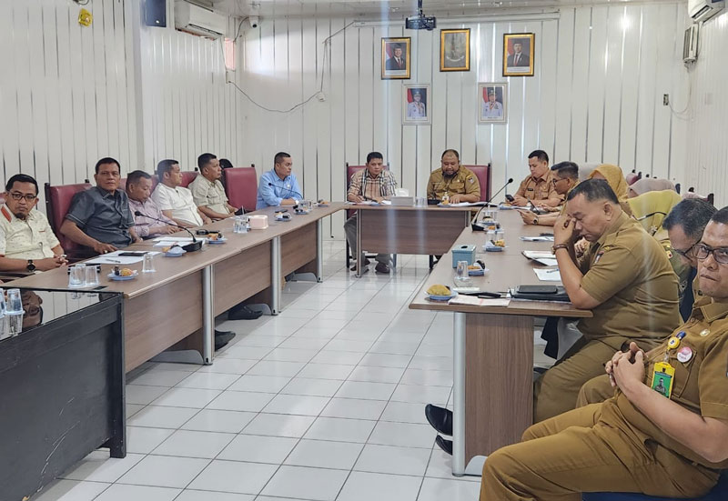 Ketua Komisi II DPRD Kuansing Fedrios Gusni (tujuh kiri) memimpin kunjungan ke Bapenda Kota Padang, Sumatera Barat, Senin (14/4/2025).