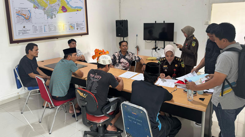Proses pelimpahan empat tersangka pemilik sabu dan pil ekstasi oleh Direktorat Reserse Narkoba Polda Riau ke Kejaksaan Negeri Siak, Selasa (15/4/2025).