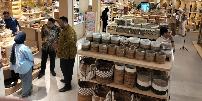 Penjual dan pembeli berbincang pada sebuah usaha retail modern di bidang penyediaan kebutuhan rumah di Jakarta, beberapa waktu lalu.