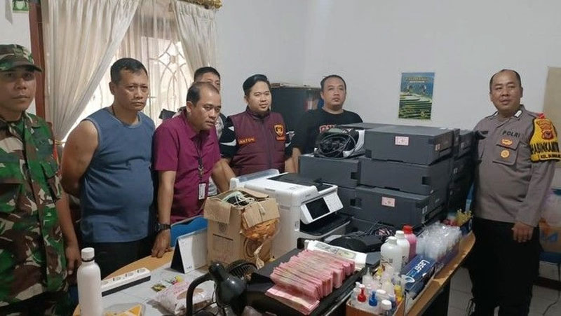 Polisi berhasil menyita barang bukti pabrik uang palsu di Bogor, beberapa hari lalu.