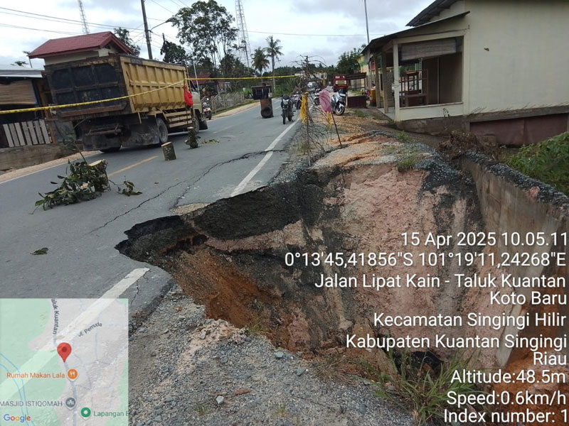 Ruas jalan lintas Telukkuantan-Pekanbaru yang merupakan jalan nasional amblas, Selasa (15/4/2025). Tepatnya di Desa Koto Baru, Kecamatan Singingi Hilir, Kabupaten Kuansing.