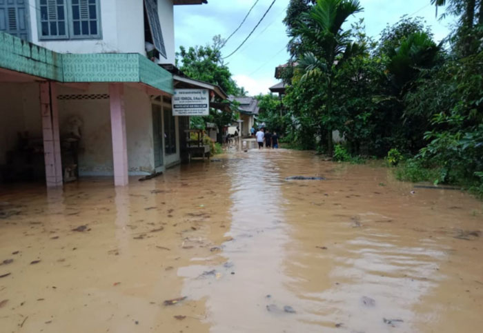 Tingginya curah hujan di Kampar Kiri Hulu mengakibatkan banjir bandang melanda Desa Kebun Tinggi, Kecamatan Kampar Kiri Hulu, Selasa (14/4/2025).