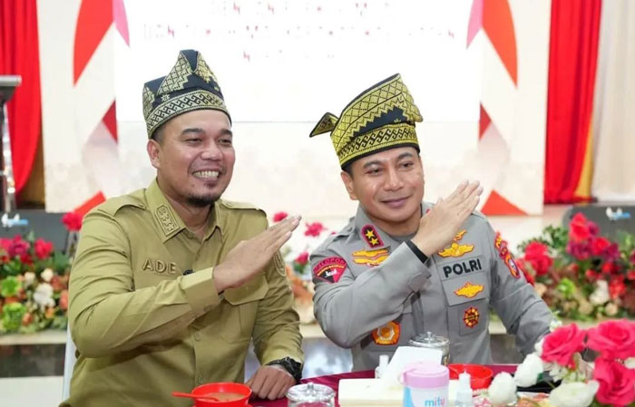Bupati Inhu, Ade Agus Hartanto foto bersama Kapolda Riau, Irjen Pol Herry Heryawan di sela-sela acara penanaman pohon, baru-baru ini.