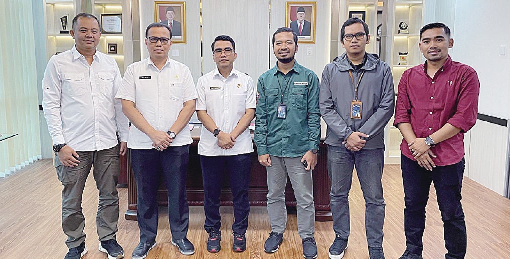 Tim PT PLN Unit Induk Pembangunan Sumatera Bagian Tengah melalui UPP SBT 2 foto bersama tim Badan Pertanahan Nasional Kantor Pertanahan Kabupaten Pasaman Barat.