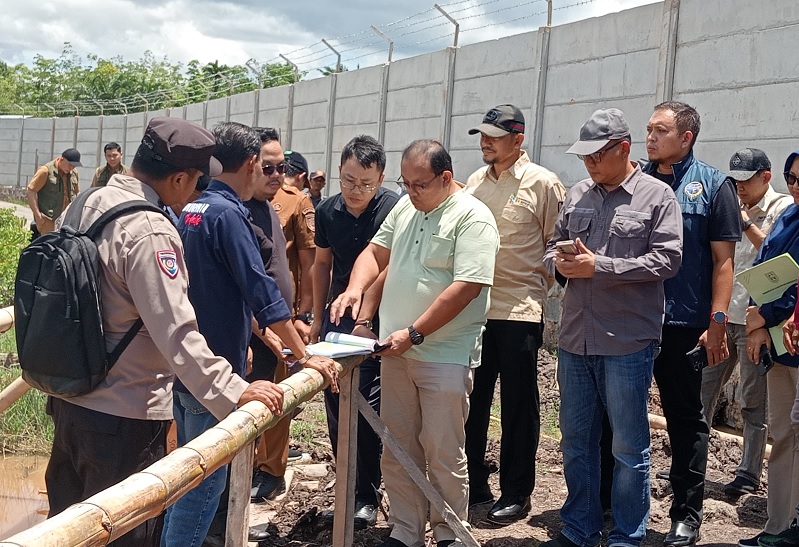 Investor Cina didampingi investor dari Jakarta, meninjau lokasi pengembangan Kawasan Industri Buruk Bakul (KIBB) di Desa Buruk Bakul, Kecamatan Bukit Batu, Selasa (15/4/2025).