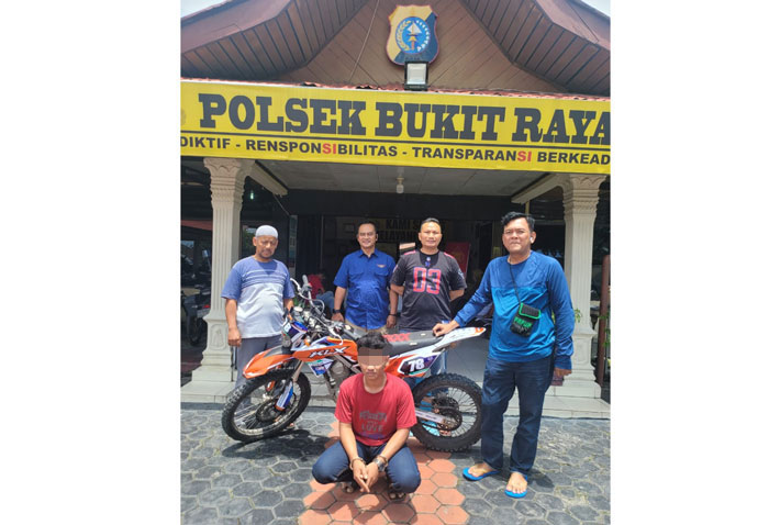 Jajaran tim opsnal Polsek Bukit Raya Pekanbaru saat mengamankan pelaku curanmor inisial A, pada Selasa (15/4/2025) kemarin.