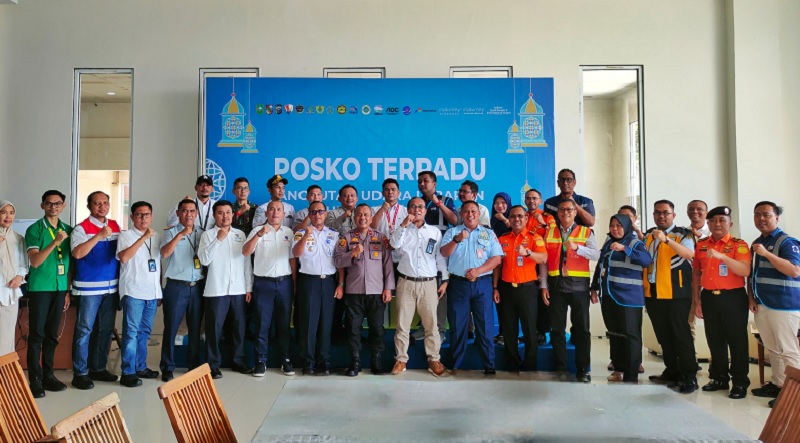 GM Bandara Internasional Sultan Syarif Kasim II Pekanbaru Radityo Ari Purwoko (tengah) berfoto bersama KaBasarnas, Kapolsek Bukit Raya, para pimpinan airlines dan groundhandling.