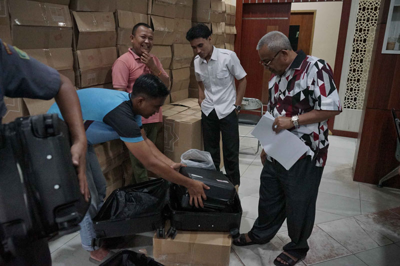 Petugas memperlihatkan koper yang dipersiapkan untuk jemaah calon haji yang akan berangkat di Kantor Kementerian Agama Kota Pekanbaru, Senin (14/4/2025).