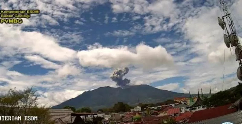 Gunung Marapi yang berada di wilayah Kabupaten Agam dan Kabupaten Tanah Datar, Sumatera Barat, mengeluarkan abu tebal saat erupsi, Rabu (16/4/2025).