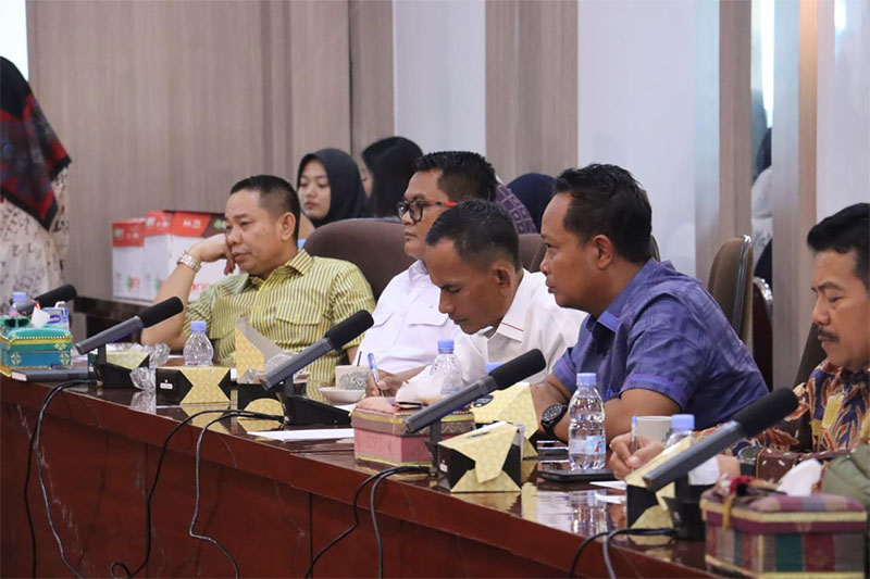 Ketua DPRD Siak Indra Gunawan  bersama Wakil Ketua II Laiskar Jaya, dan sejumlah anggota mendengarkan penganggaran gaji pegawai di lingkungan Pemkab Siak, Senin (14/4/2025).