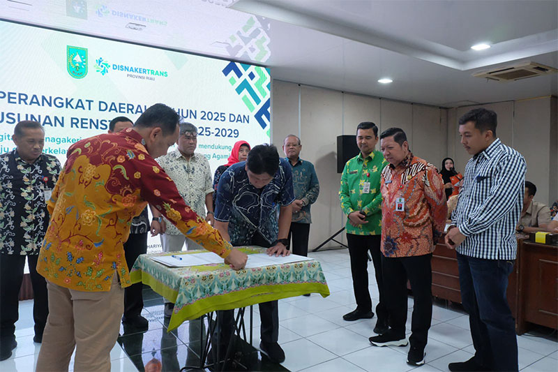 Pembukaan penyusunan Rentsra Disnakertrans Riau 2025-2029 bertempat di kantor Bappeda Riau, Kamis (17/4/202).
