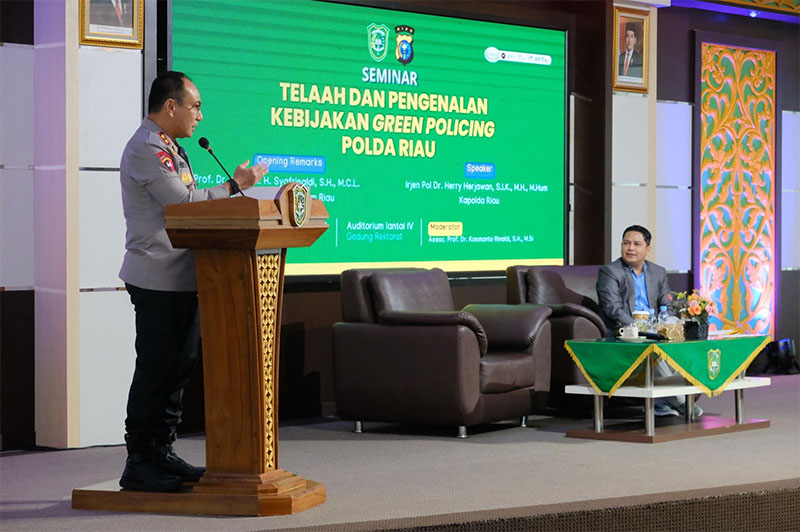 Kapolda Riau Irjen Pol Herry Heryawan saat memaparkan materi seminar kebijakan green policing Polda Riau, Kamis (17/4/2025).