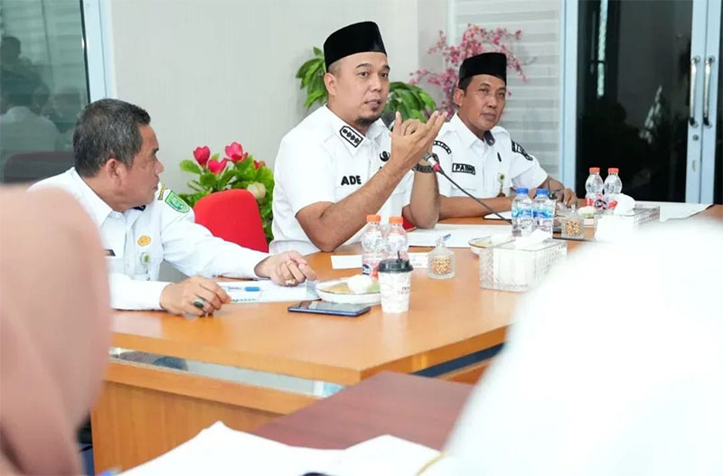 Bupati Inhu, Ade Agus Hartanto SSos MSI saat memberikan arahan pada ekspos yang dilakukan tim haji Kabupaten Inhu, Rabu (16/4/2025).