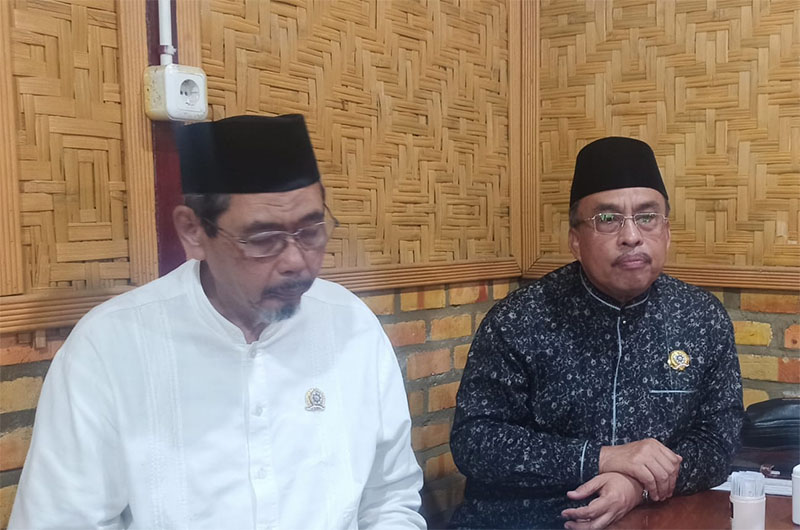 Ketua Panitia Muzakarah dan Seminar, Dr Gamal Abdul Nasir (kanan) didampingi Panitia Pengarah, Prof Munzir Hitami, Kamis (17/4/2025).