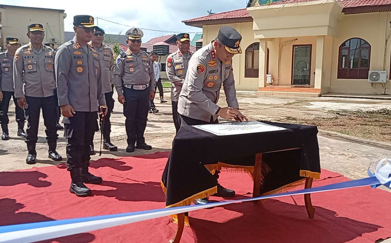 Kapolda Riau Irjen Pol Herry Heryawan menandatangani prasasti peresmian lapangan tembak Wira Satya di Mapolres Bengkalis, Rabu (16/4/2025).
