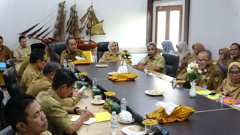 Bupati Inhil H Herman didampingi Wakil Bupati Hj Yuliantini memimpin rapat pengelolaan BLUD RSUD di rumah dinas Bupati Inhil, Selasa (15/4/2025).