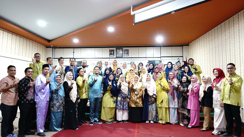 Tim panitia akreditasi Prodi S1 Ilmu Keperawatan dan Profesi Ners FKes UHTP foto bersama Asesor Akreditasi LAM PT-Kes dalam acara visitasi akreditasi, baru-baru ini.
