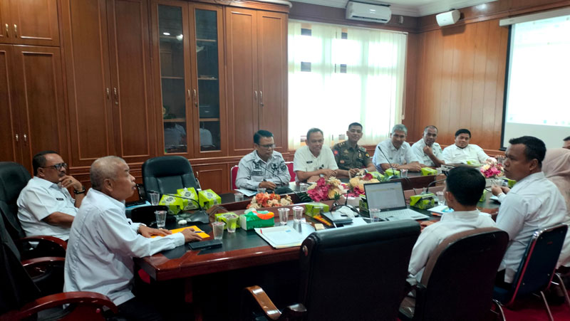 Asisten II Setda Rohul Drs H Ibnu Ulya MSi memimpin rakor pengelolaan PKL dan pelaku UMKM yang berjualan di Pematang Baih dan Islamic Center bertempat di ruang rapat lantai 2 Kantor Bupati Rohul.