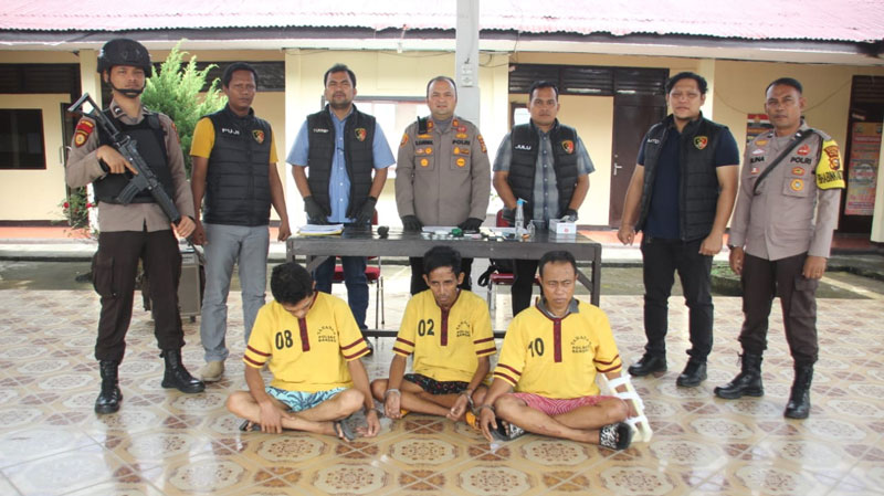 Kapolsek Bangko AKP Buyung Kardinal SH MH bersama Unit Reskrim Polsek Bangko memperlihatkan tiga tersangka kasus narkoba yang diamankan dari daerah Kepenghuluan Bagan Jawa, Bangko.