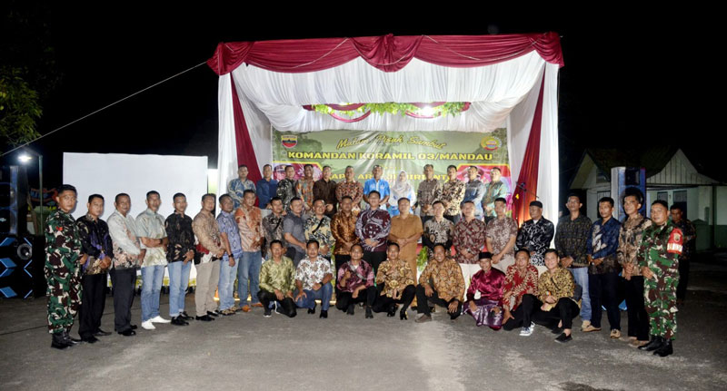 Kapten Inf Czi Suratmin dan Kapten Arh Jemirianto berfoto bersama jajaran saat malam pisah sambut di halaman Koramil/03/Mandau, Selasa (15/4/2025) malam.