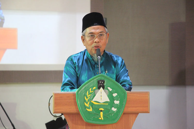 Ketua Umum Dewan Pimpinan Harian LAM Riau Datuk Sri Taufik Ikram Ja&shy;mil memberikan pidato, na&shy;sihat dan tunjuk ajar saat pengukuhan guru besar.