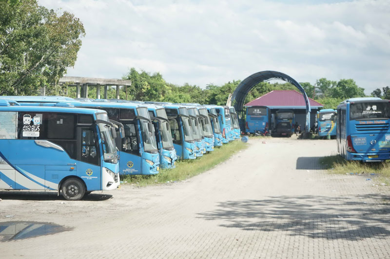 Puluhan bus Trans Metro Pekanbaru terparkir di pool yang berada di kawasan Terminal Bandar Raya Payung Sekaki (BRPS) Pekanbaru, Rabu (16/4/2025).