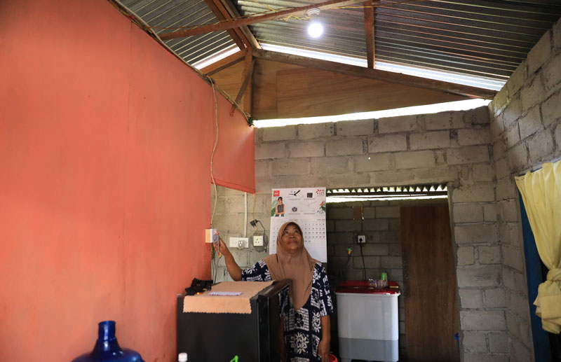 Warga Pulau Parit, Desa Parit, Kecamatan Selat Gelam, Kabupaten Karimun, Provinsi Kepulauan Riau menikmati layanan listrik 24 jam nonstop dari PLN mulai Senin (14/4