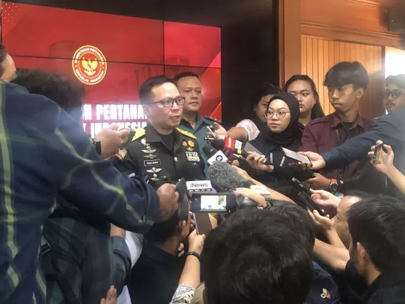Kepala Biro Informasi Pertahanan Sekretariat Jenderal Kemhan Brigjen TNI Frega Ferdinand Wenas menjawab pertanyaan dari sejumlah awak media soal asing buat pangkalan militer di RI.