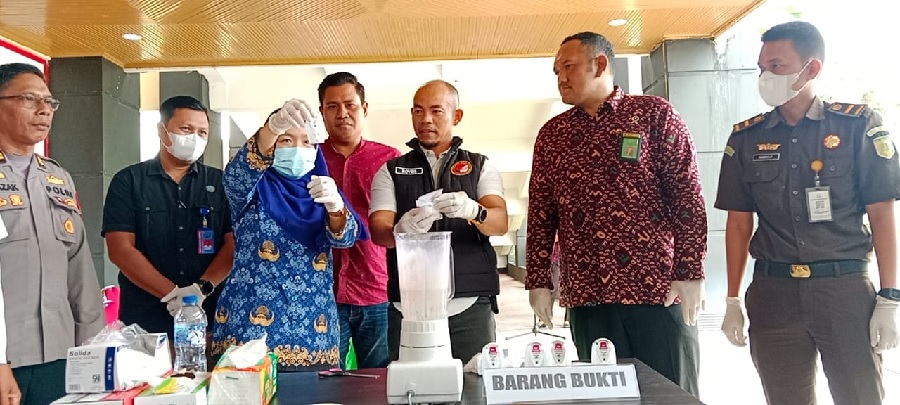 Kasatres Narkoba AKP Novris Simanjuntak bersama tim melakukan pemusnahan barang bukti sabu-sabu hasil ungkap kasus, Kamis (17/4/2025) di Mapolres Kuansing.