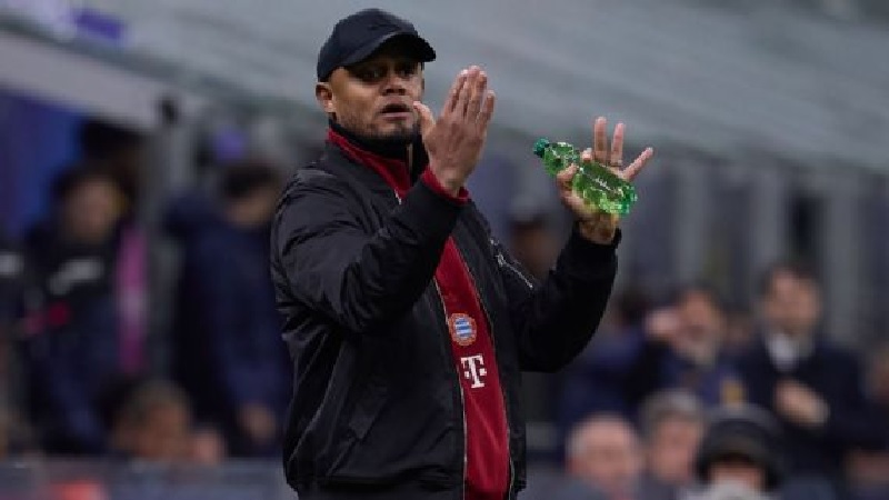 Vincent Kompany tak bisa damping skuad Bayern Munchen di pinggir lapangan karena skorsing. (Bayern Muchen)