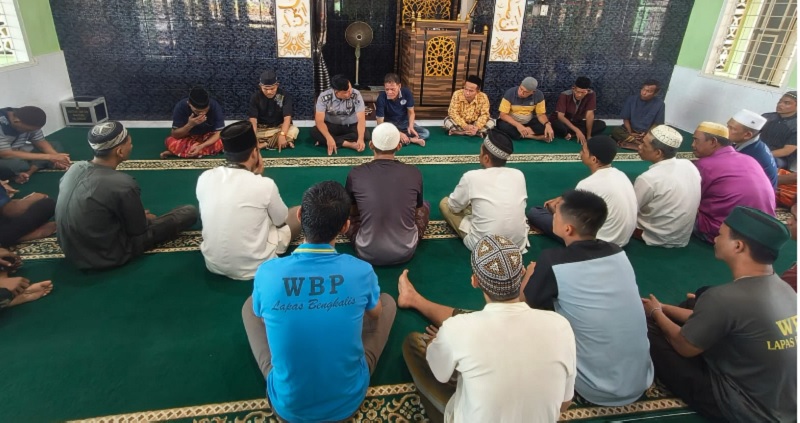 Lapas Kelas IIA Bengkalis membuka Program Baca Iqra&rsquo; dan Al-Qur&rsquo;an bagi WBP di Masjid At-Taubah Lapas Kelas IIA Bengkalis, Senin, (15/4/2025).