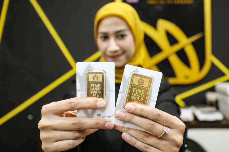 Petugas memperlihatkan emas Antam di Butik Emas Logam Mulia PT Aneka Tambang, Kantor Pusat Jalan TB Simatupang, Jakarta.