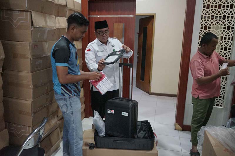 Petugas Kemenag memeriksa koper yang dipersiapkan untuk jemaah calon haji di Kantor Kemenag Kota Pekanbaru, Senin (14/4/2025).