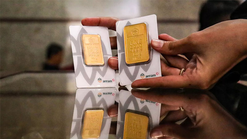 Petugas menunjukkan emas Antam di Butik Emas Logam Mulia PT Aneka Tambang (Antam) di kantor pusat Jalan TB Simatupang, Jakarta, Senin (14/4/2025).