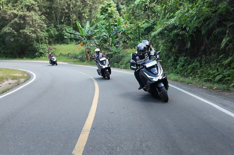PT Capella Dinamik Nusantara (CDN) mengajak jurnalis dan vlogger Riau touring bersama sekaligus menjajal teknologi Roadsync yang menjadi keunggulan dari New PCX