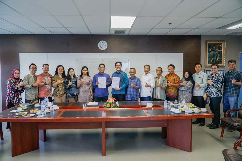 Direktur Utama Riau Pos Ahmad Dardiri (tujuh kiri) dan jajaran foto bersama jajaran manajemen, saat kunjungan Hotel Prime Park Pekanbaru ke Riau Pos, Kamis (17/4/2025).