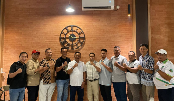Pengurus Akuatik Indonesia tingkat kabupaten/kota di Riau foto bersama calon ketua umum AI Riau Muhtarom (lima kiri) usai halalbihalal di slaah satu hotel di Jalan Arifin Ahmad Pekanbaru, Sabtu (12/4)