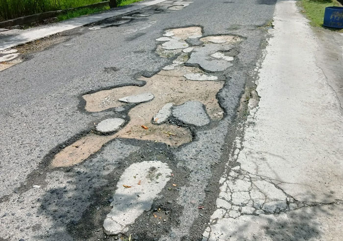 Kondisi jalan lintas desa di Jalan Jenderal Sudirman Desa Selatbaru aspalnya sudah mengelupas dan membahayakan pengguna jalan.