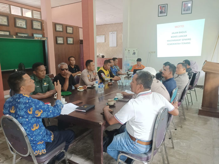 Plt Camat Kuantan Mudik, Januarisman memimpin rapat pembahasan perawatan jalan bersama desa dan pihak perusahaan, Kamis (17/4/2025).