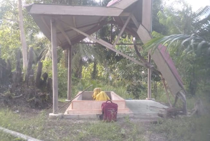 Makam Datuk Gigi Putih di Desa Temiang Kecamatan Bandar Laksamana kondisinya sangat memprihatinkan dan bangunan penyangga makam sudah roboh.