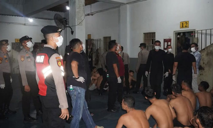 Sebelum ruang tahanan dirazia pada Kamis (17/4/2025), para napi lebih dulu dikeluarkan dan menjalani penggeledahan badan oleh petugas Rutan Kelas I Pekanbaru dan polisi.