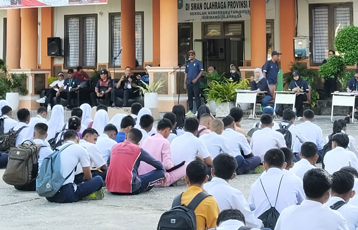 Suasana pembukaan seleksi masuk di halaman SMAN Olahraga/SKO Riau Jalan Yos Sudarso, Rumbai, Pekanbaru, Jumat (18/4/2025).