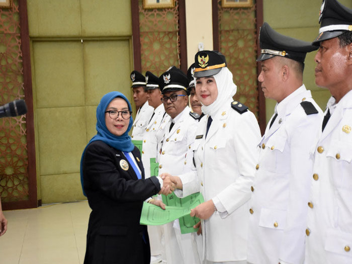 Wabup Kampar Misharti melaksanakan pengambilan sumpah jabatan dan pelantikan 12 Pj kepala desa (kades) di Aula Kantor Bupati Kampar, Bangkinang, Kamis (17/4/2025).
