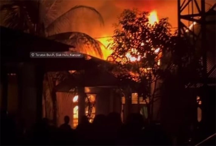 Kebakaran menghanguskan rumah milik Nurhayati (63) di Jalan Terusan Kocik, Desa Teratak Buluh, Kecamatan Siak Hulu, Kabupaten Kampar, Jumat malam (18/4/2025).