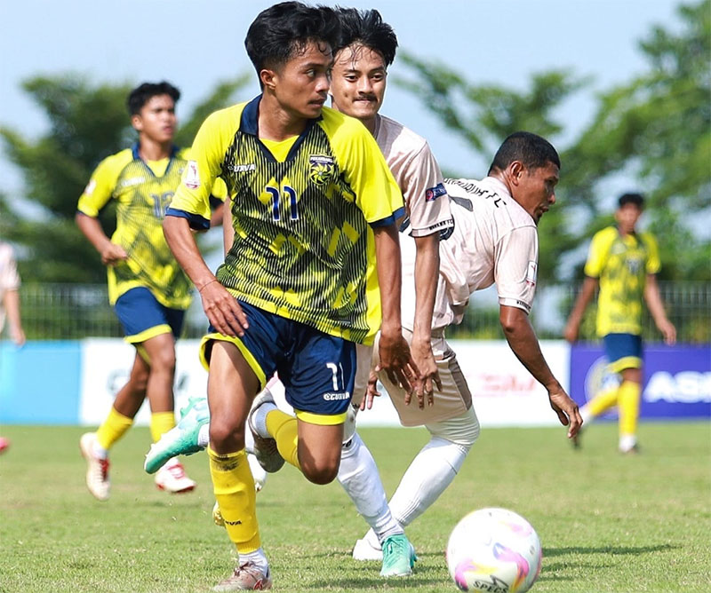 Pemain Wahana FC dan Pekanbaru FC berebut bola dalam pertandingan Liga 4 Zona Riau di Lapangan Wahana Jalan Air Hitam Pekanbaru, baru-baru ini. Kedua tim mewakili Riau ke putaran nasional.
