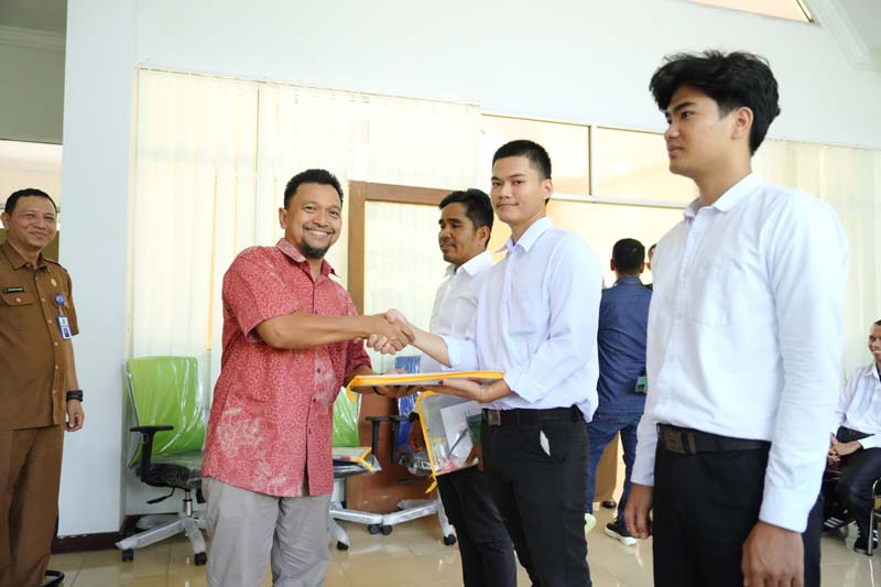 Head Of Procurement and General Support PT KPI Dumai M Yunus menyerahkan modul pelatihan dan ATK Pelatihan Pengelasan SMAW 3G secara simbolis di Kantor BLK Dumai.