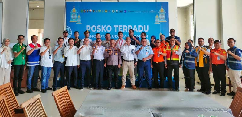 GM Bandara Internasional Sultan Syarif Kasim II Pekanbaru Radityo Ari Purwoko (delapan kanan) berfoto bersama  seluruh stakeholder bandara lainnya dalam acara penutupan Posko Angkutan Lebaran Idulfitr