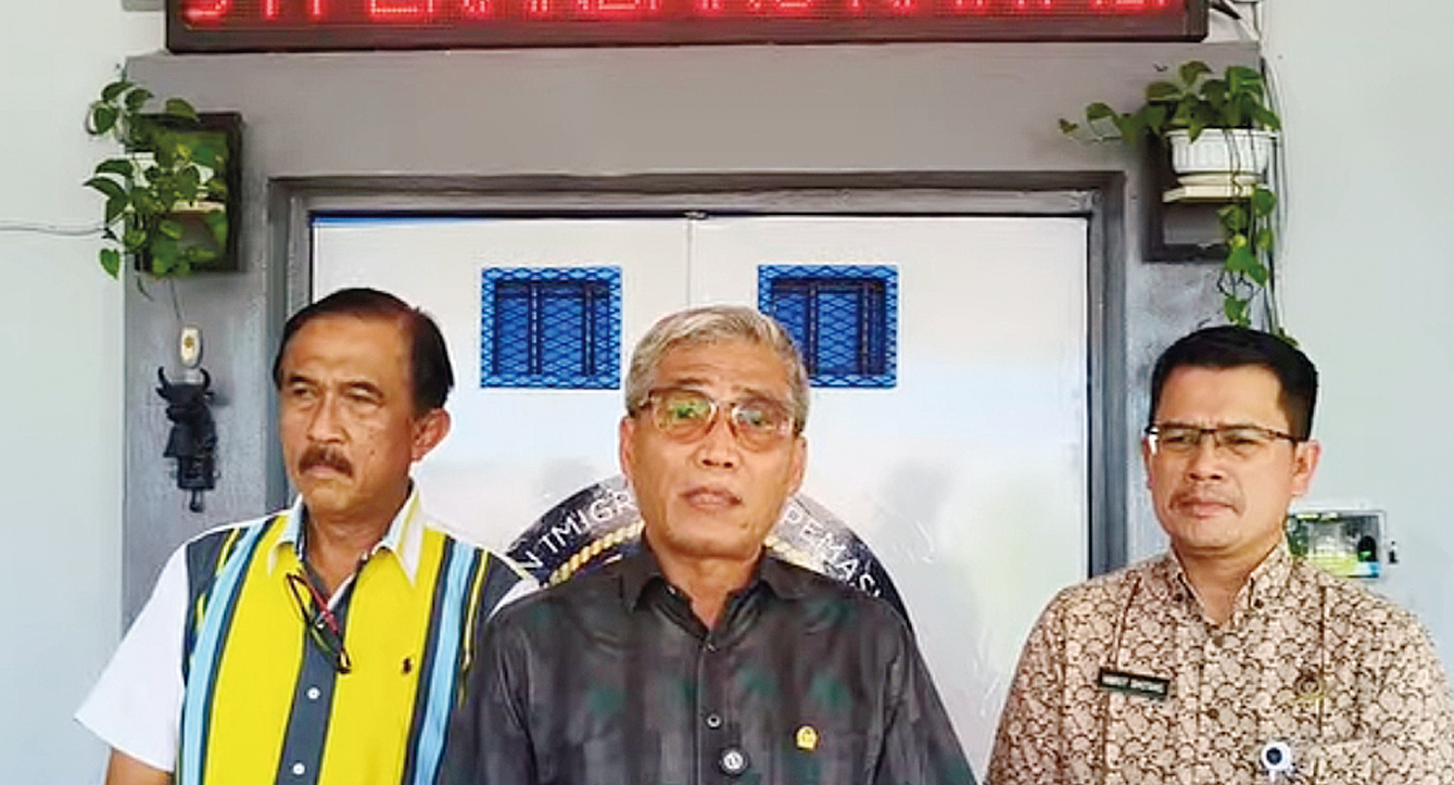 Anggota DPR RI asal Riau, Mafirion (tengah), memberikan keterangan pers usai melakukan peninjauan ke Rutan Klas I Pekanbaru, Jumat (18/4/2025).