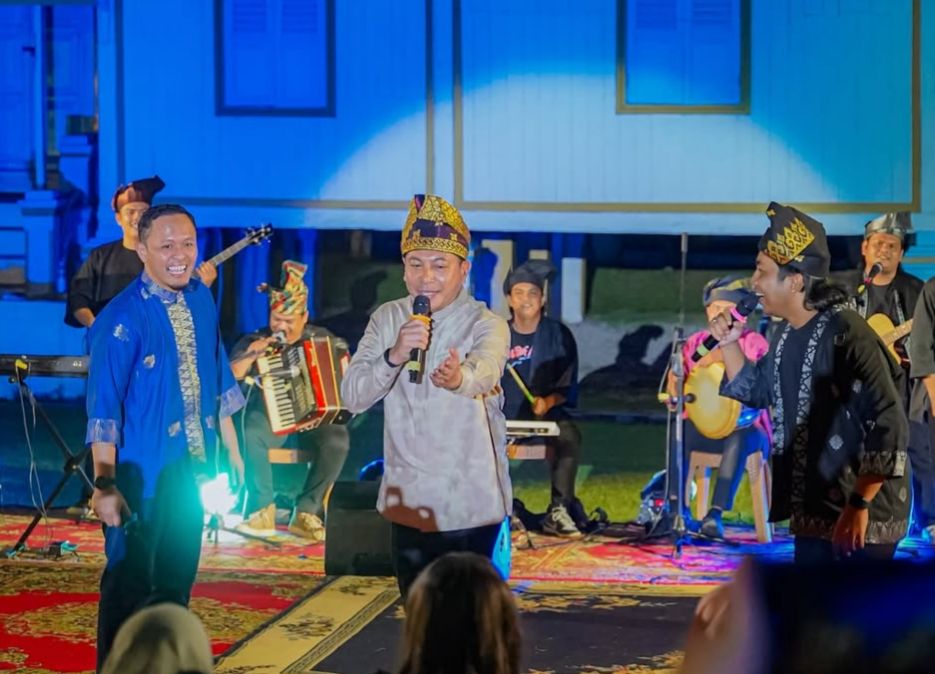Kapolda Riau Irjen Pol Herry Heryawan bersama Wali kota Pekanbaru Agung Nugroho saat mengikuti Festival Kreatif Budaya Melayu, lomba berbalas pantun bertema Kelestarian Alam dan Karhutla.